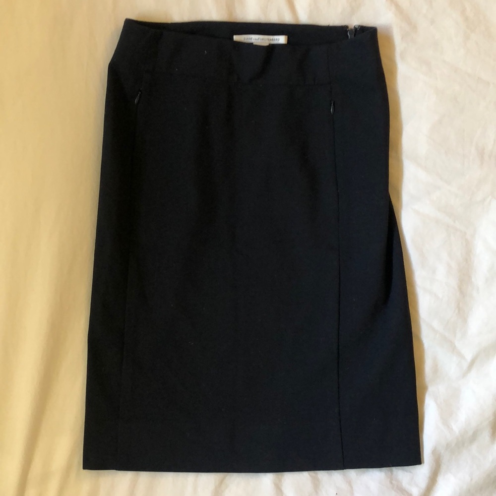 Diane Von Furstenberg: navy blue pencil skirt w. zipper detail (dry clean only)